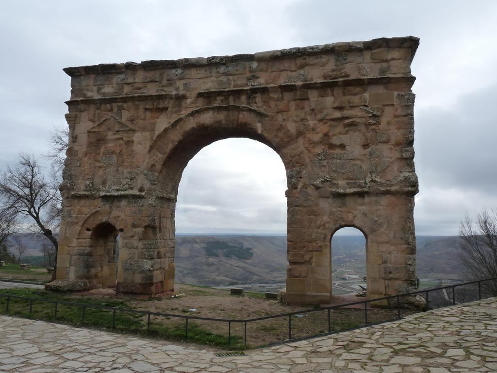 Hostal Nicolas Medinaceli Bagian luar foto